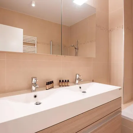 Beautiful 2br With Wonderful Garden 아파트 *